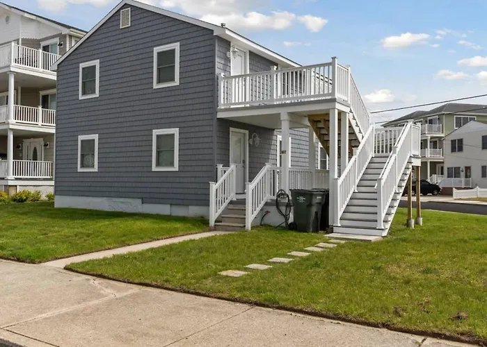 Spectacular 3 Bedroom Condo One Block To The Beach